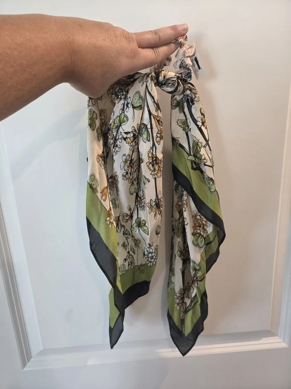 Francescas Floral Bow Scrunchie Hair Tie in Green & White Nwt